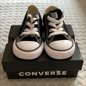 Converse Shoes ( new) size 7 toddler